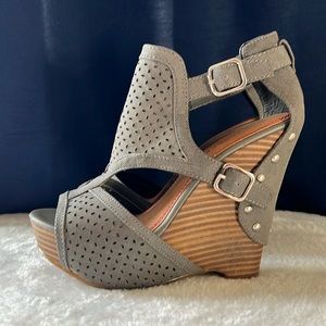 Gianni Bini wedge heel